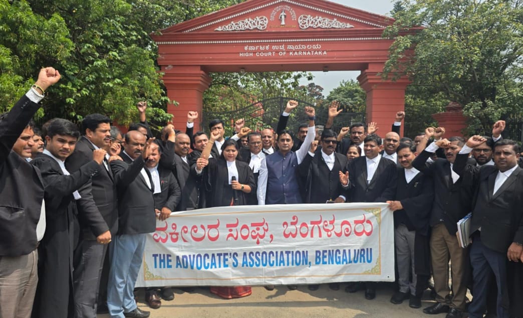 ಸಿಜೆಐಗೆ ಶೂ ಎಸೆತ ಖಂಡಿಸಿ ಎಎಬಿ ಪ್ರತಿಭಟನೆ; ಕಪ್ಪುಚುಕ್ಕೆ ಎಂದು ವಿವೇಕ್ ರೆಡ್ಡಿ ವಿಷಾದ